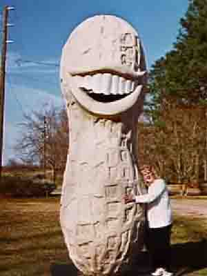 Памятник арахису в городе Плейнс (штат Джорджия, США)