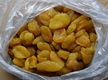 Половинки сушеного персика. Сухофрукты из КНР